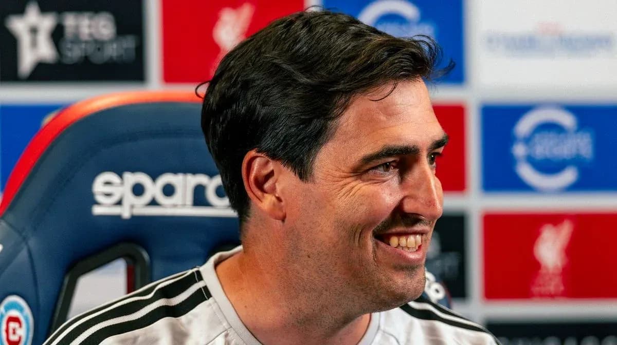 Entrenador sonriente en conferencia de prensa Entrenador sonriente en conferencia de prensa