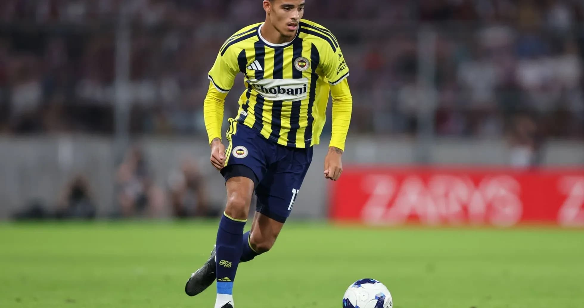 Jugador de Fenerbahçe controlando el balón Jugador de Fenerbahçe controlando el balón