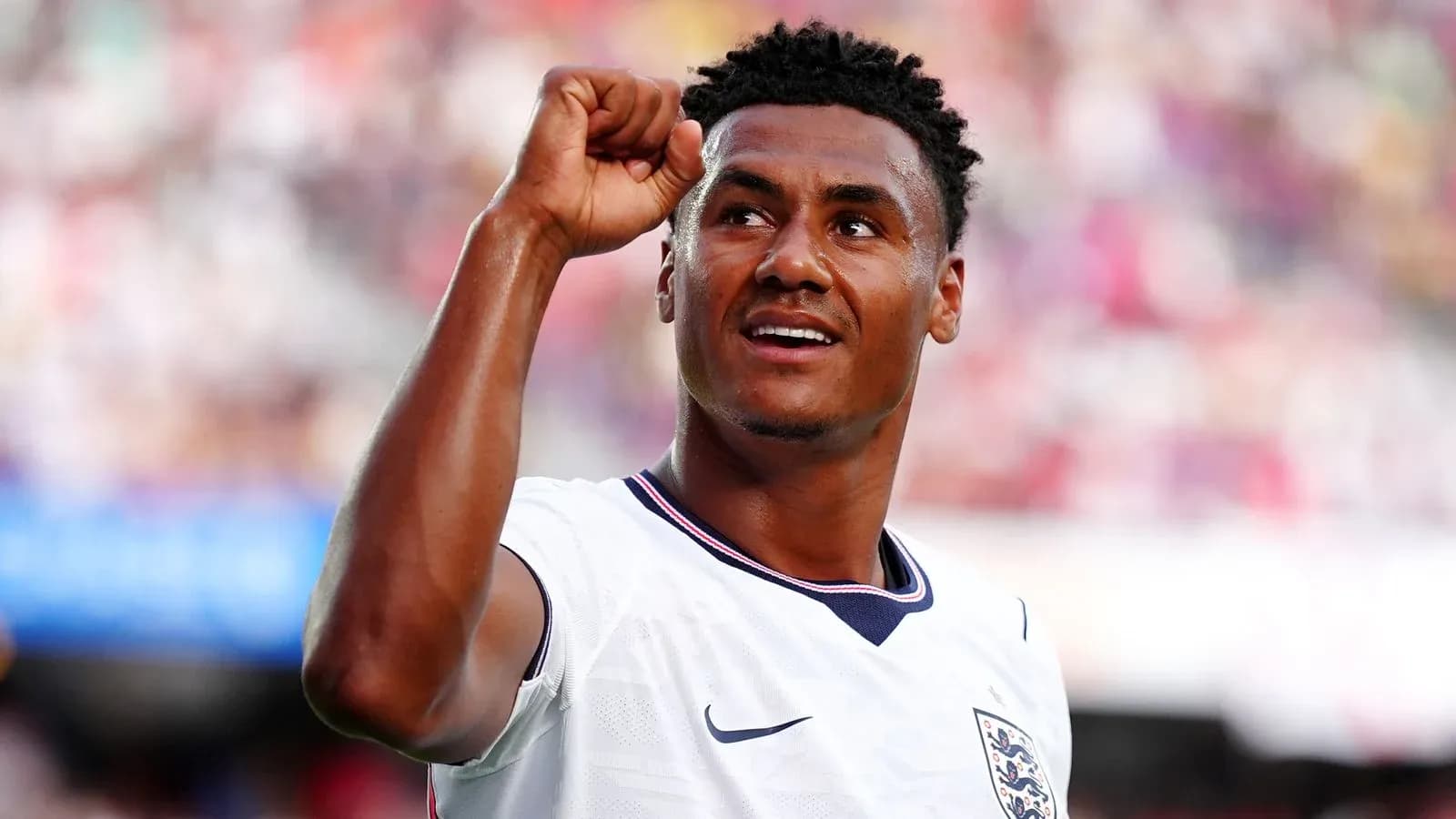 Jugador de Inglaterra celebrando con el puño en alto Jugador de Inglaterra celebrando con el puño en alto