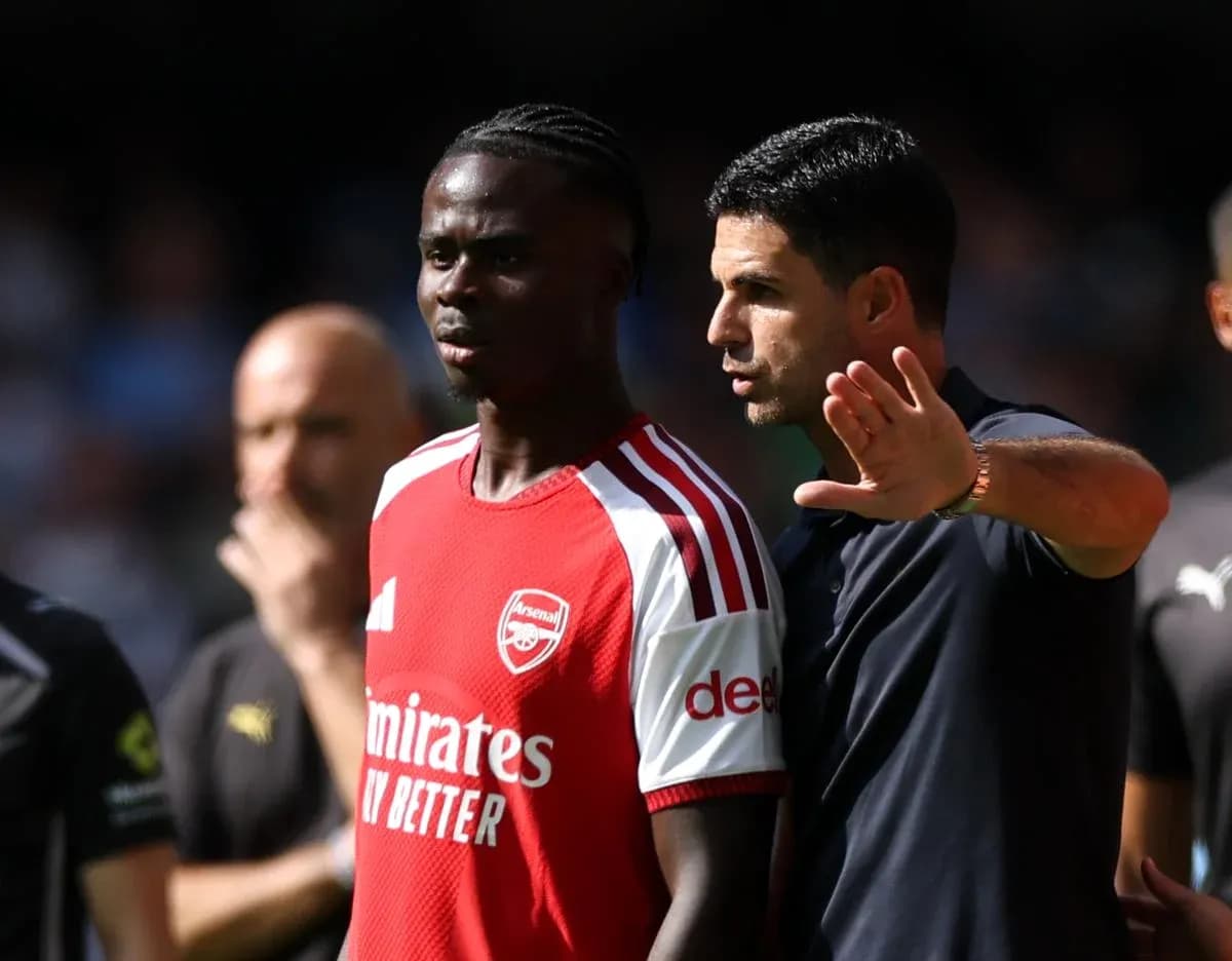 Entrenador hablando con jugador de Arsenal durante partido Entrenador hablando con jugador de Arsenal durante partido