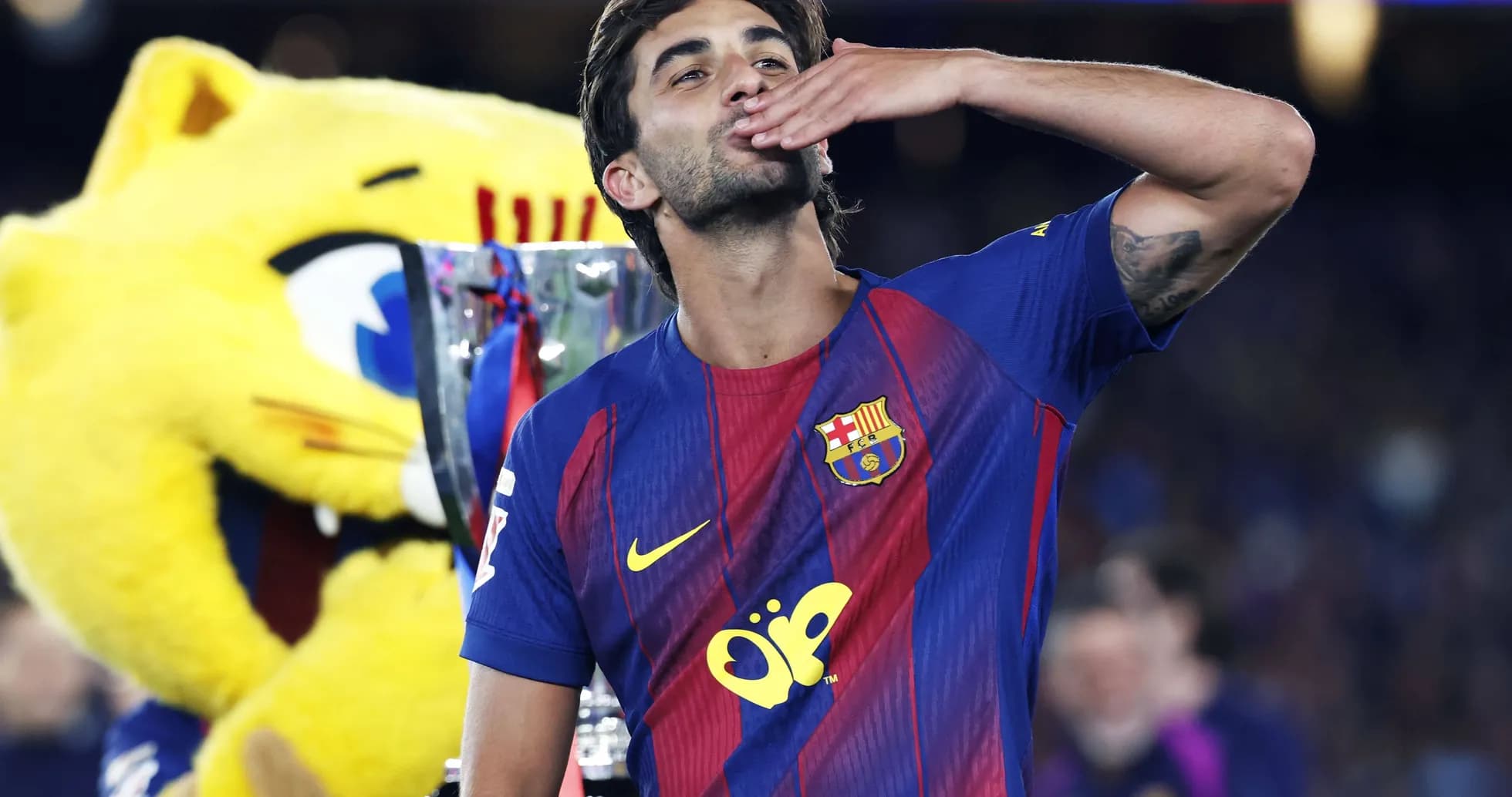 Jugador del FC Barcelona celebrando con trofeo Jugador del FC Barcelona celebrando con trofeo