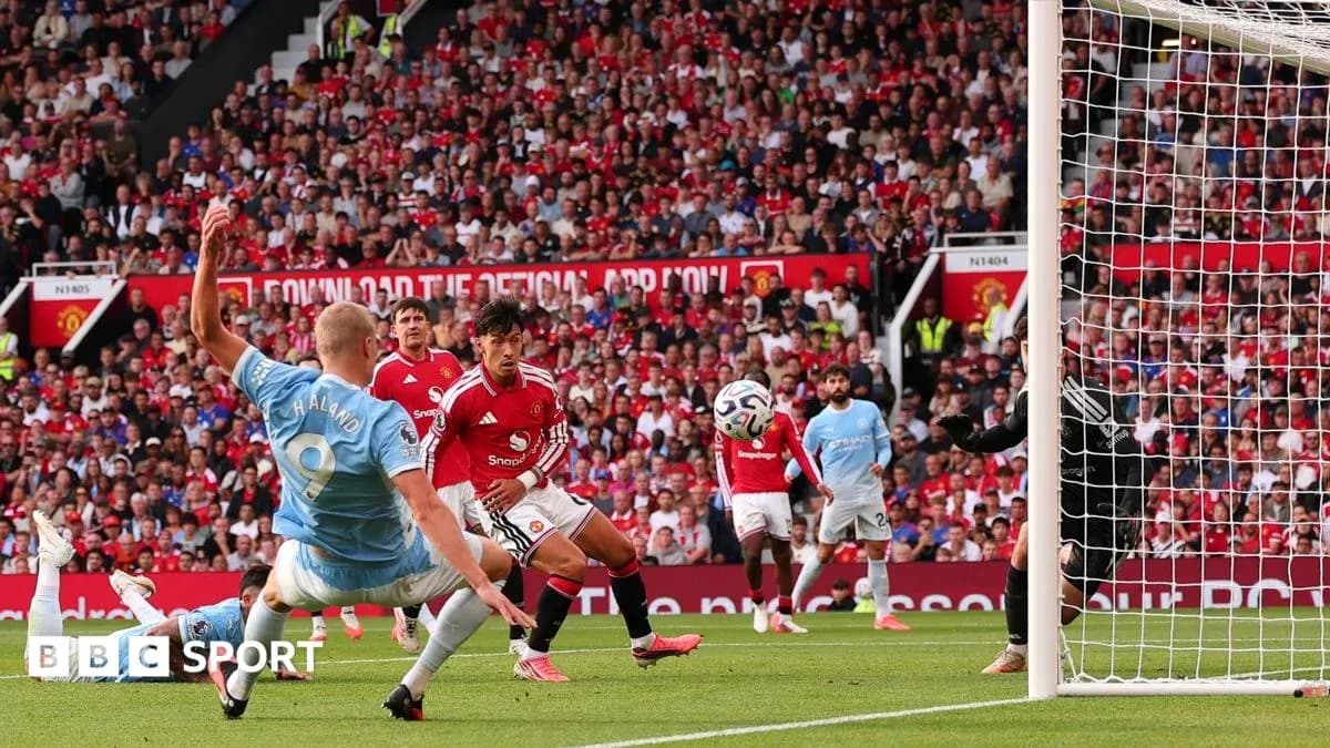 Jugadores de Manchester United y Manchester City en acción Jugadores de Manchester United y Manchester City en acción