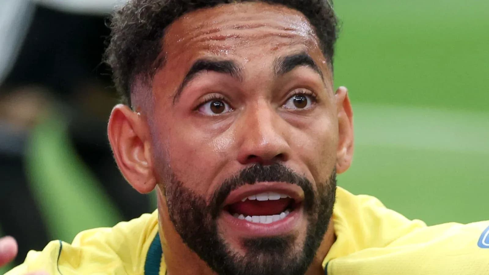 Jugador de fútbol con expresión intensa durante partido Jugador de fútbol con expresión intensa durante partido