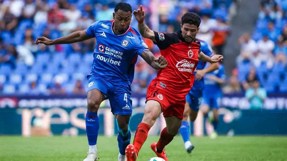Jugadores de Tijuana y Cruz Azul en acción Jugadores de Tijuana y Cruz Azul en acción