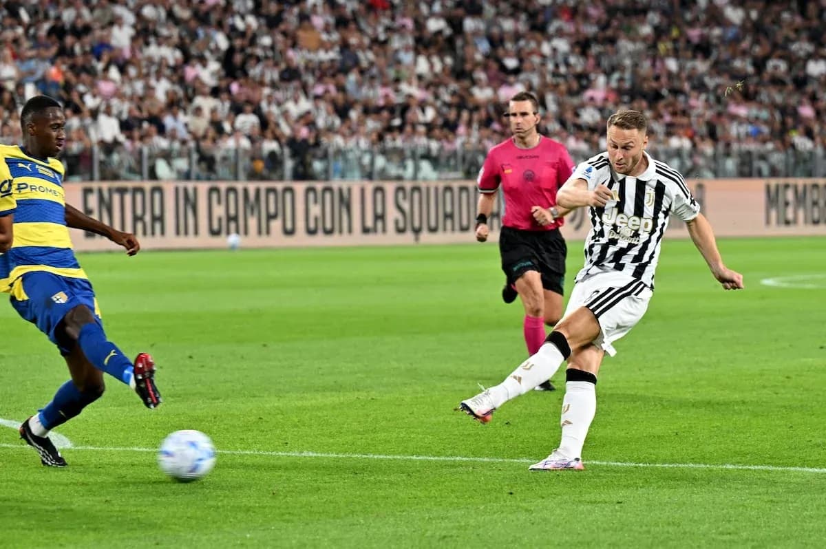 Jugador de Juventus disparando contra Parma Jugador de Juventus disparando contra Parma