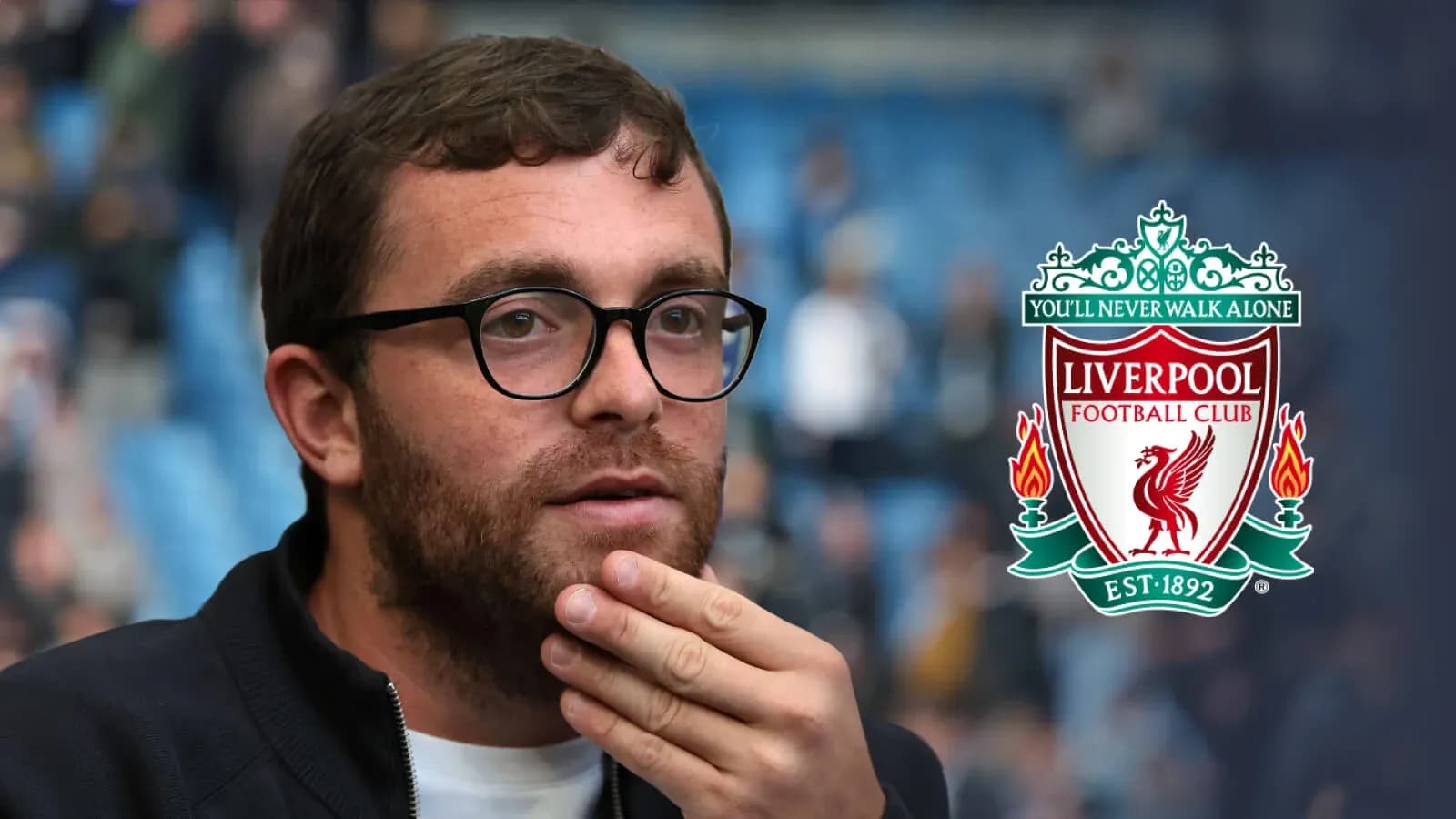 Hombre pensativo con el escudo de Liverpool FC Hombre pensativo con el escudo de Liverpool FC