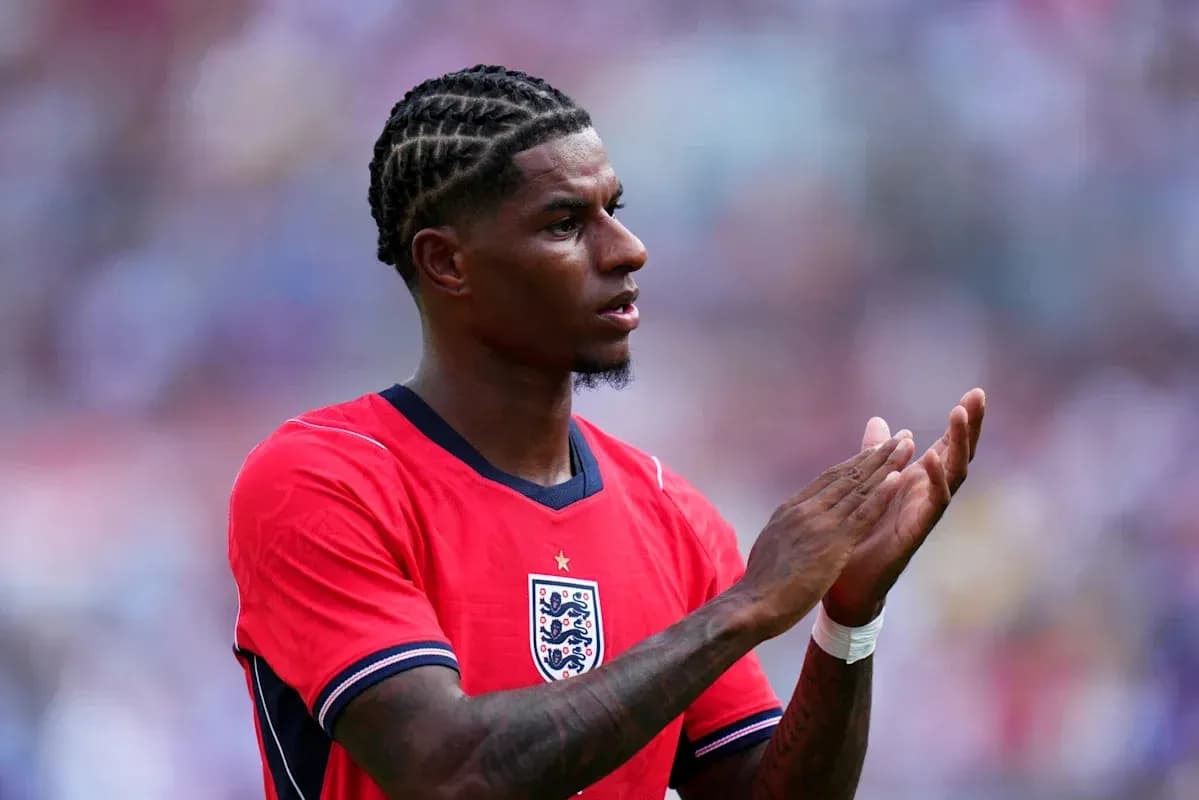 Jugador aplaudiendo en uniforme de Inglaterra Jugador aplaudiendo en uniforme de Inglaterra