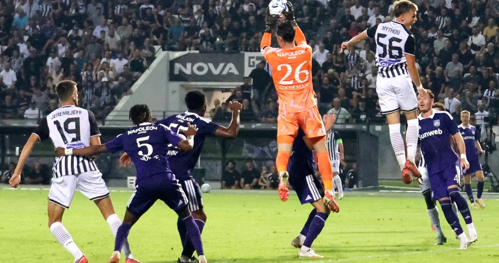 Portero atrapando el balón en un partido Portero atrapando el balón en un partido