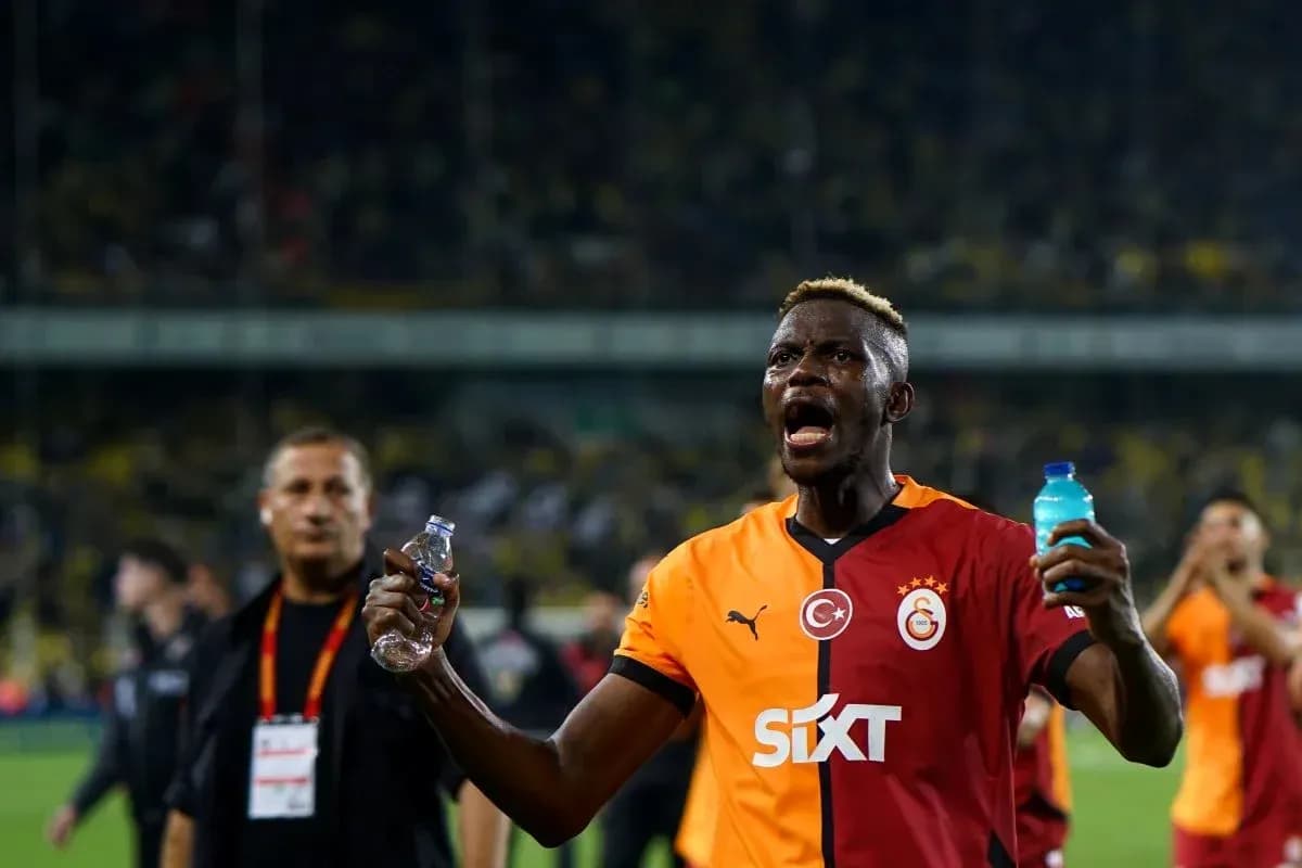 Jugador de Galatasaray celebrando con botellas en mano Jugador de Galatasaray celebrando con botellas en mano