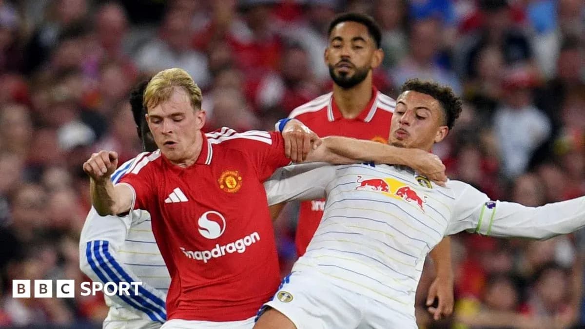 Jugadores de Manchester United y Leeds en disputa por el balón Jugadores de Manchester United y Leeds en disputa por el balón