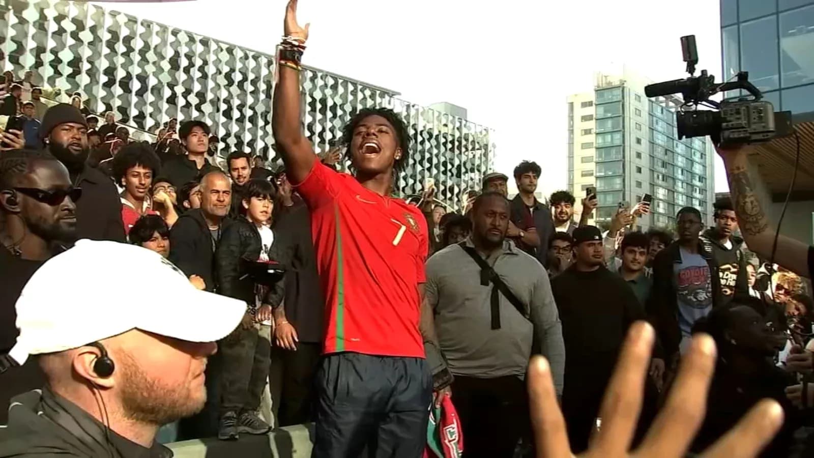 Joven con camiseta de Portugal animando a la multitud Joven con camiseta de Portugal animando a la multitud