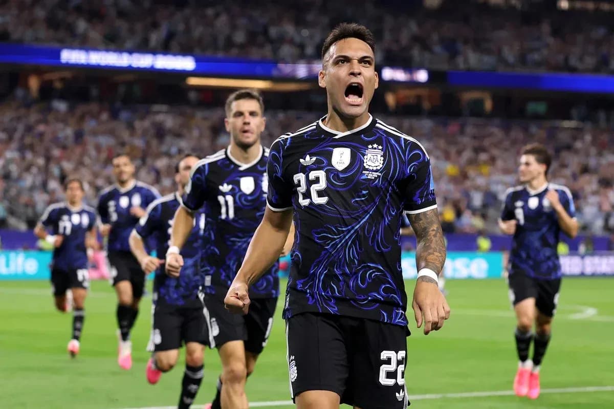 Lautaro Martínez celebrando un gol con compañeros Lautaro Martínez celebrando un gol con compañeros