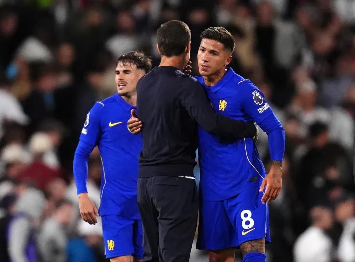 Jugadores de Chelsea celebrando con entrenador tras partido Jugadores de Chelsea celebrando con entrenador tras partido