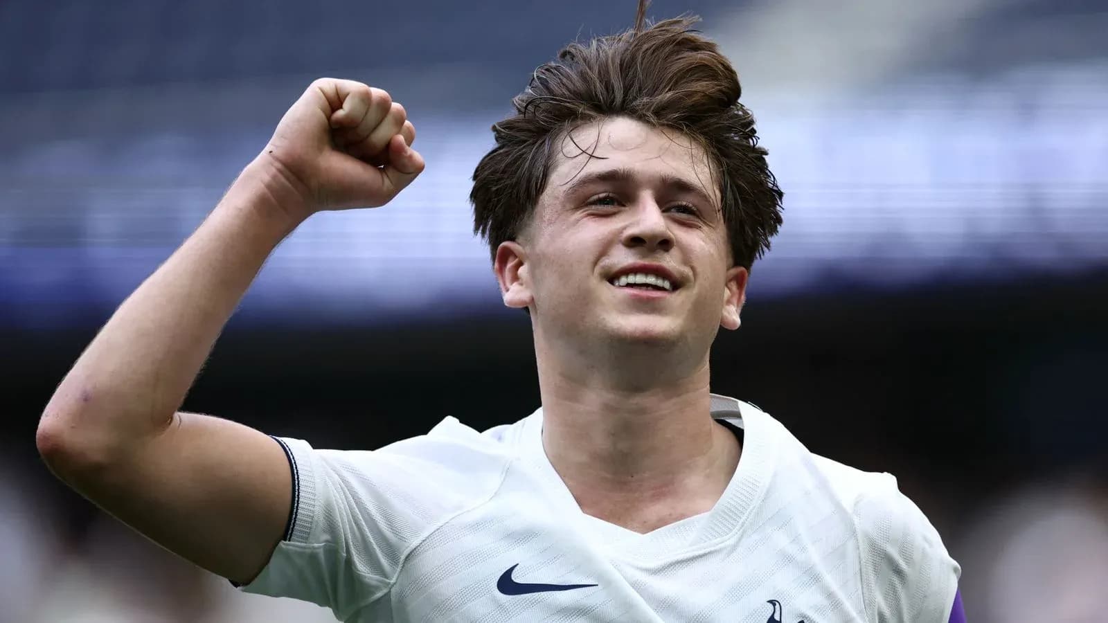 Jugador celebrando con el puño en alto Jugador celebrando con el puño en alto
