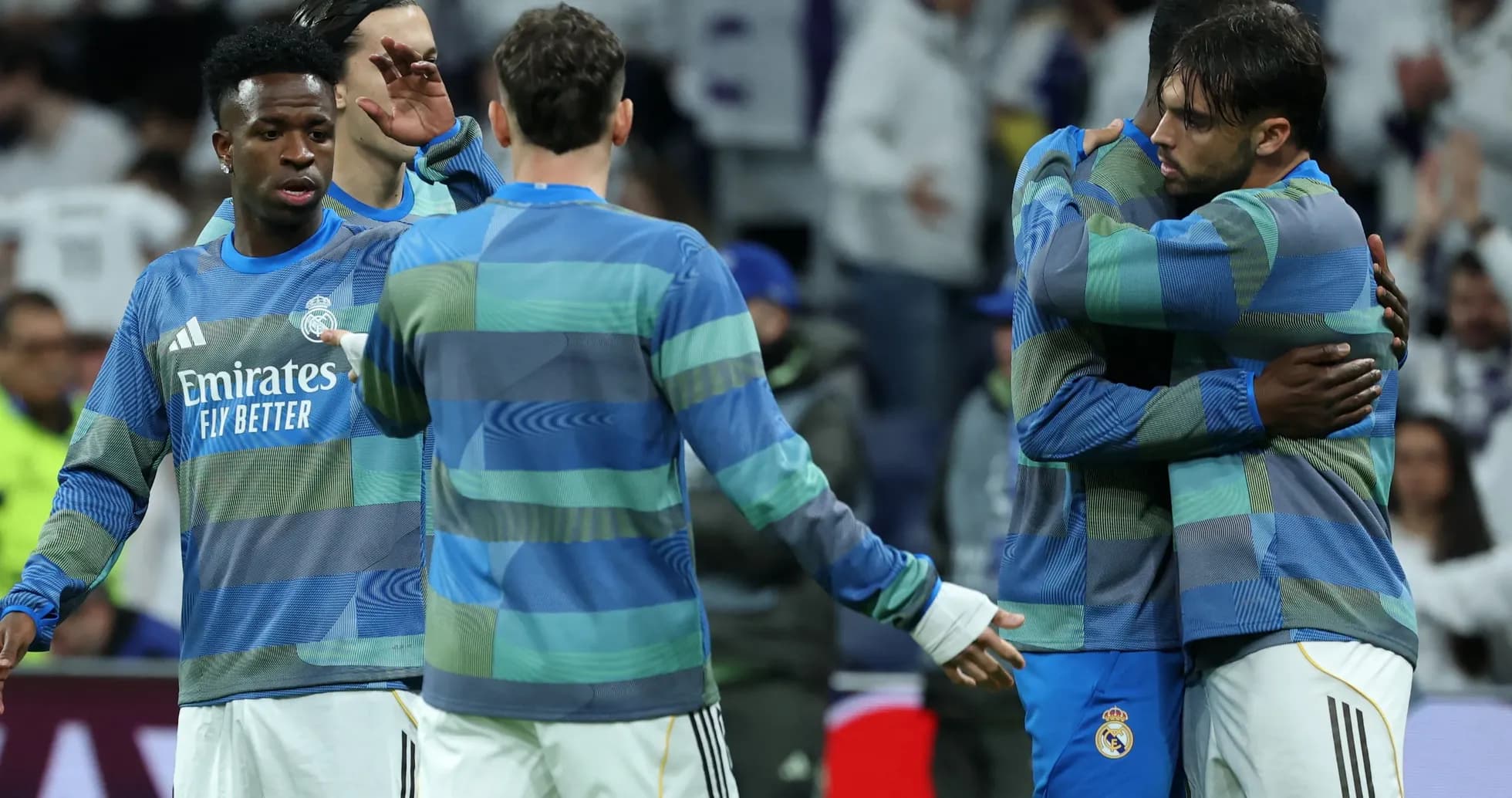 Jugadores del Real Madrid abrazándose en el campo Jugadores del Real Madrid abrazándose en el campo