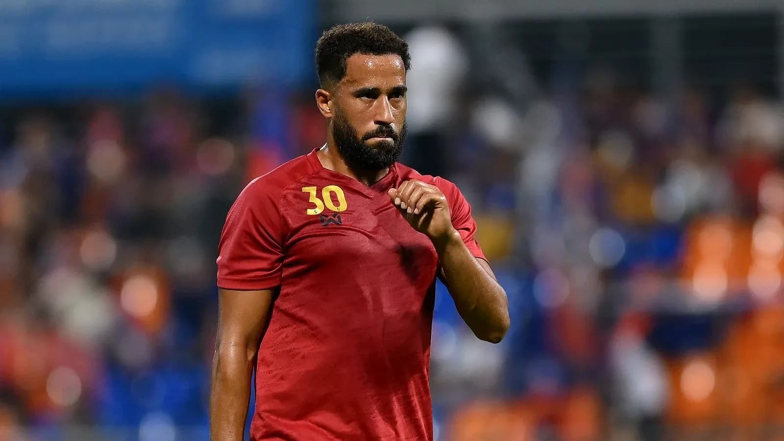 Jugador con camiseta roja en el campo de fútbol Jugador con camiseta roja en el campo de fútbol