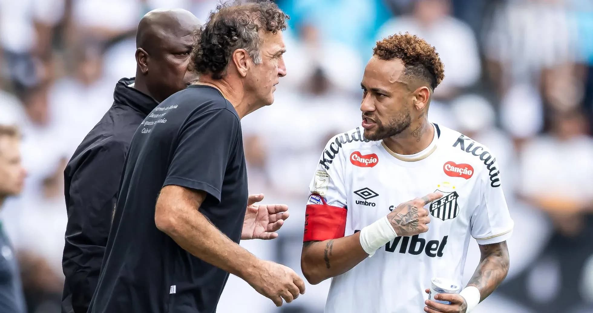 Neymar conversando con entrenador durante partido Neymar conversando con entrenador durante partido