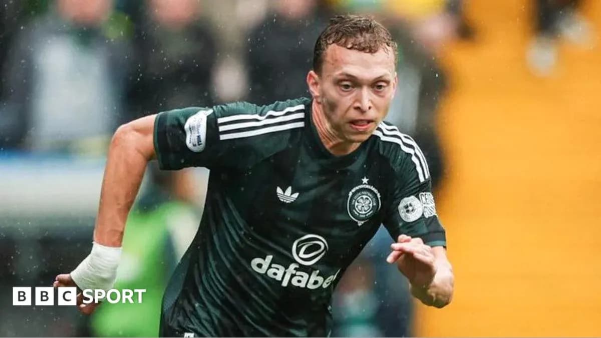 Jugador de Celtic corriendo en un partido bajo la lluvia Jugador de Celtic corriendo en un partido bajo la lluvia