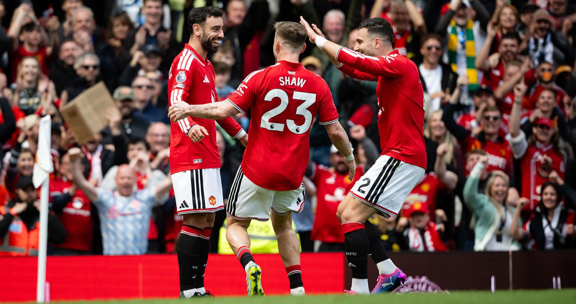 Jugadores de Manchester United celebrando un gol Jugadores de Manchester United celebrando un gol