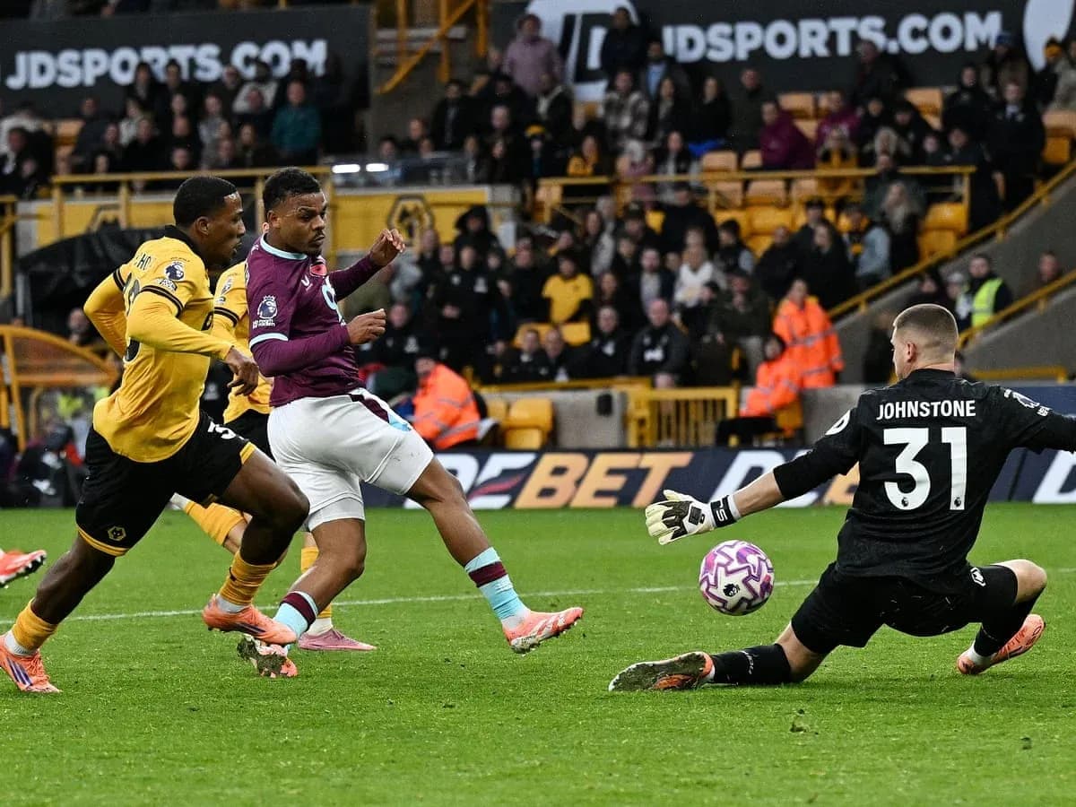 Jugador de Burnley intentando marcar contra Wolves Jugador de Burnley intentando marcar contra Wolves