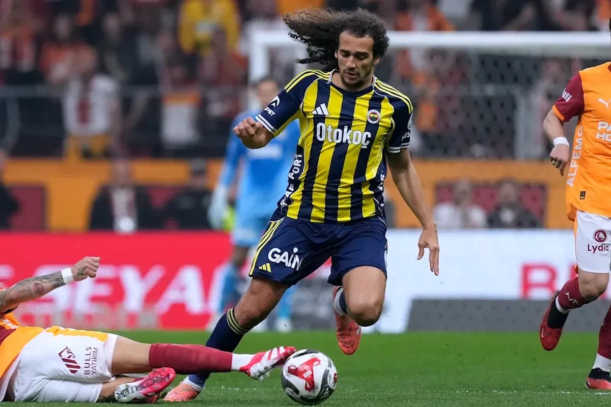 Jugador de Fenerbahçe corriendo tras el balón en partido Jugador de Fenerbahçe corriendo tras el balón en partido