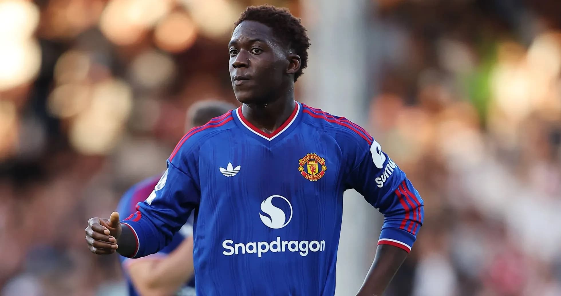 Jugador de Manchester United en camiseta azul durante partido Jugador de Manchester United en camiseta azul durante partido
