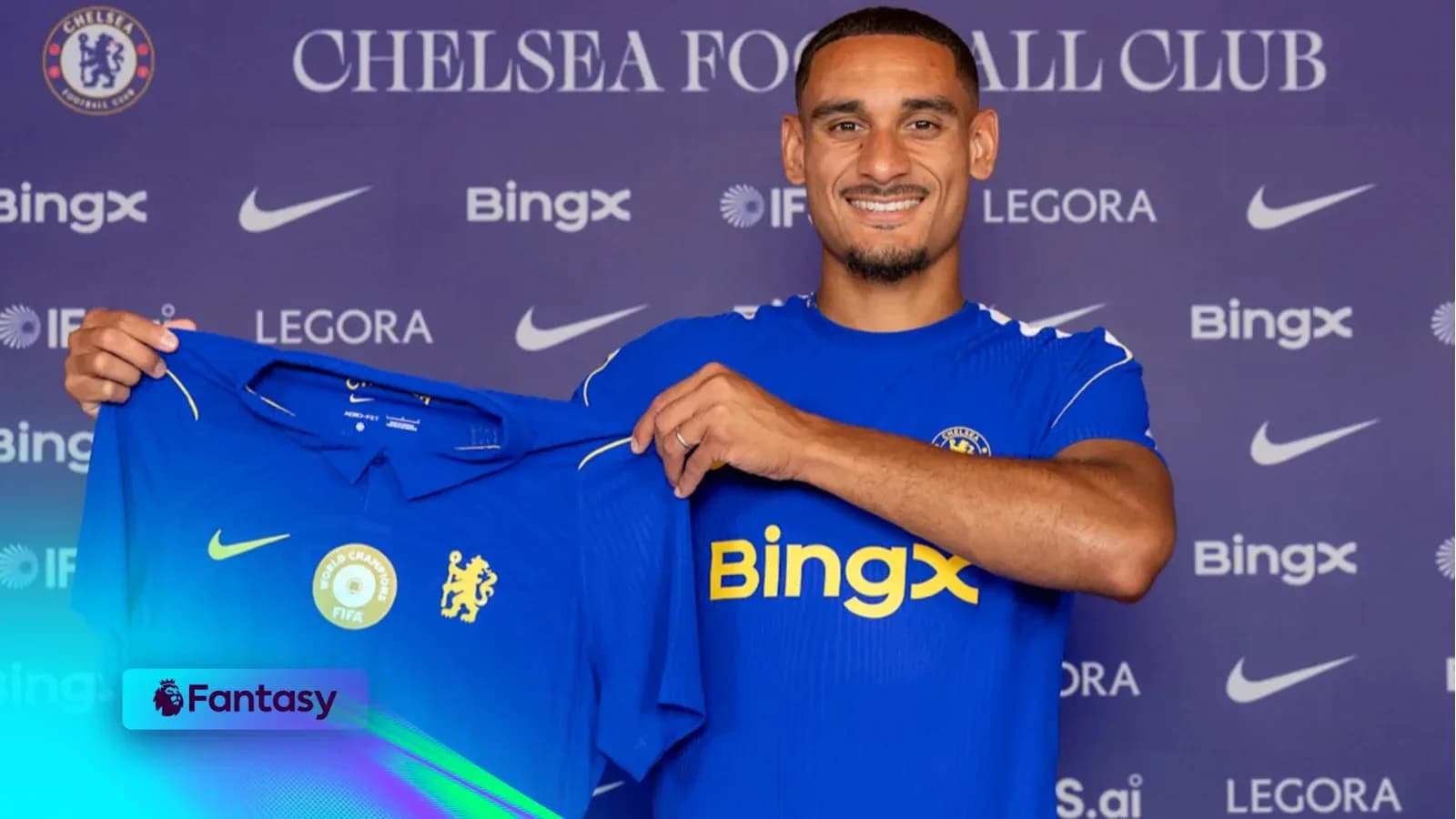 Jugador sosteniendo camiseta de Chelsea en presentación Jugador sosteniendo camiseta de Chelsea en presentación