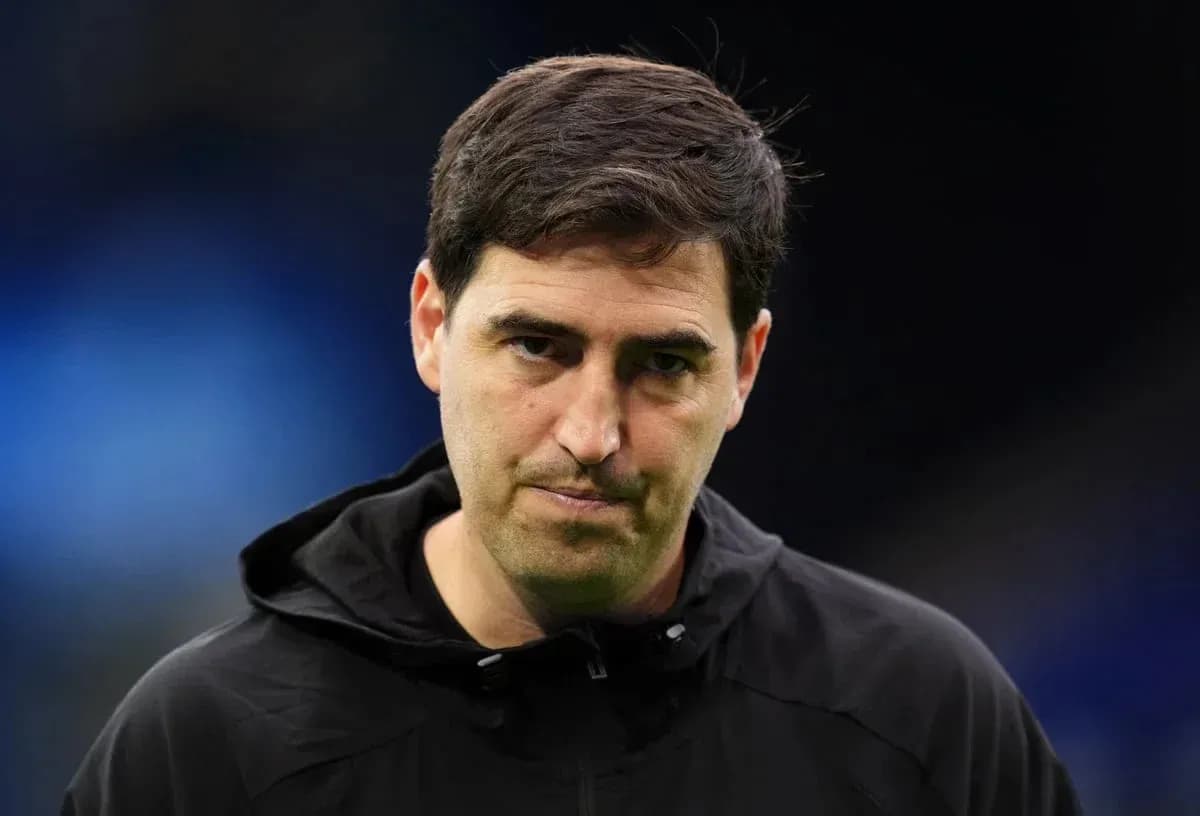 Entrenador en el campo durante un partido Entrenador en el campo durante un partido