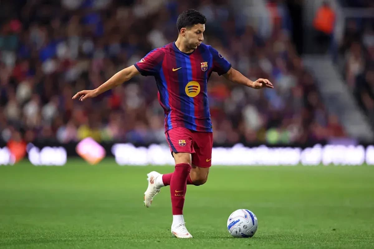 Jugador del FC Barcelona golpeando un balón en el campo Jugador del FC Barcelona golpeando un balón en el campo