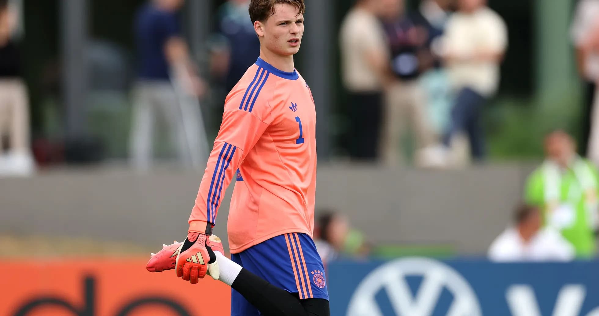 Portero estirándose antes del entrenamiento con Alemania Portero estirándose antes del entrenamiento con Alemania