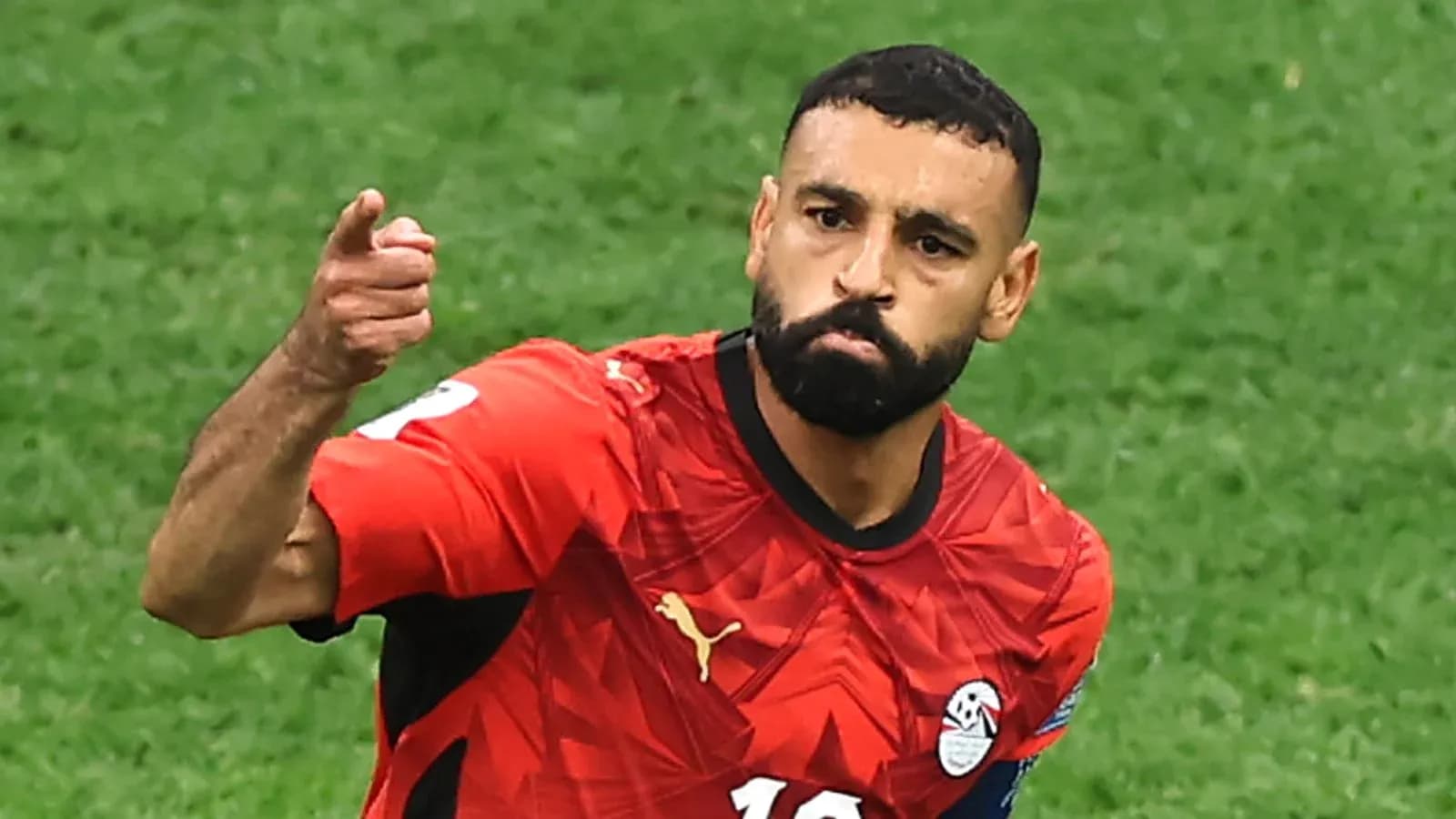 Jugador de Egipto señalando durante un partido Jugador de Egipto señalando durante un partido