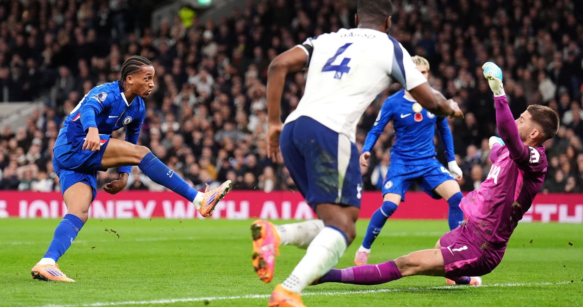 Jugador de Chelsea dispara a portería contra Tottenham Jugador de Chelsea dispara a portería contra Tottenham