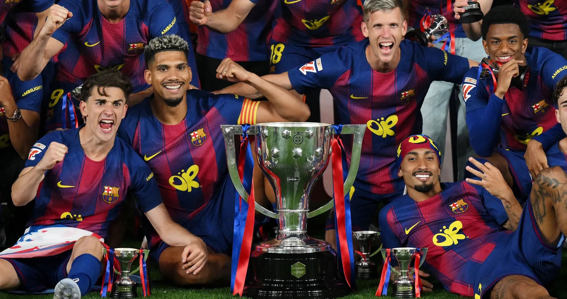 Jugadores del FC Barcelona celebrando con trofeos Jugadores del FC Barcelona celebrando con trofeos