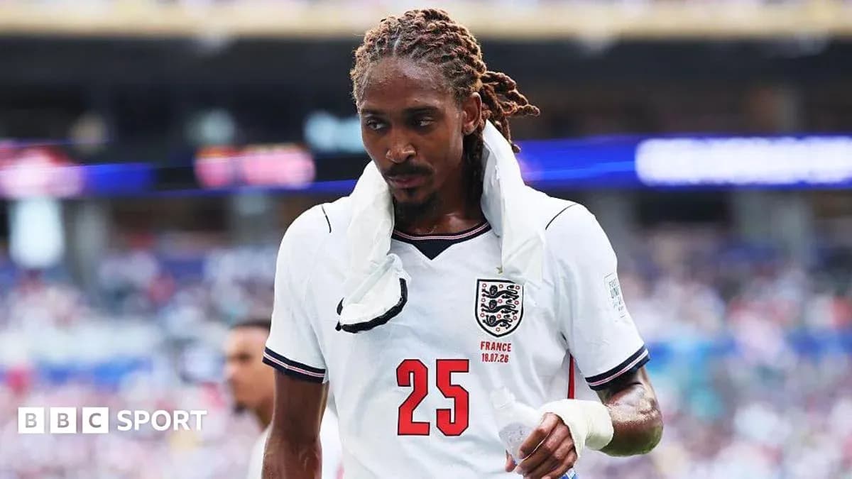 Jugador de Inglaterra saliendo del campo durante partido Jugador de Inglaterra saliendo del campo durante partido