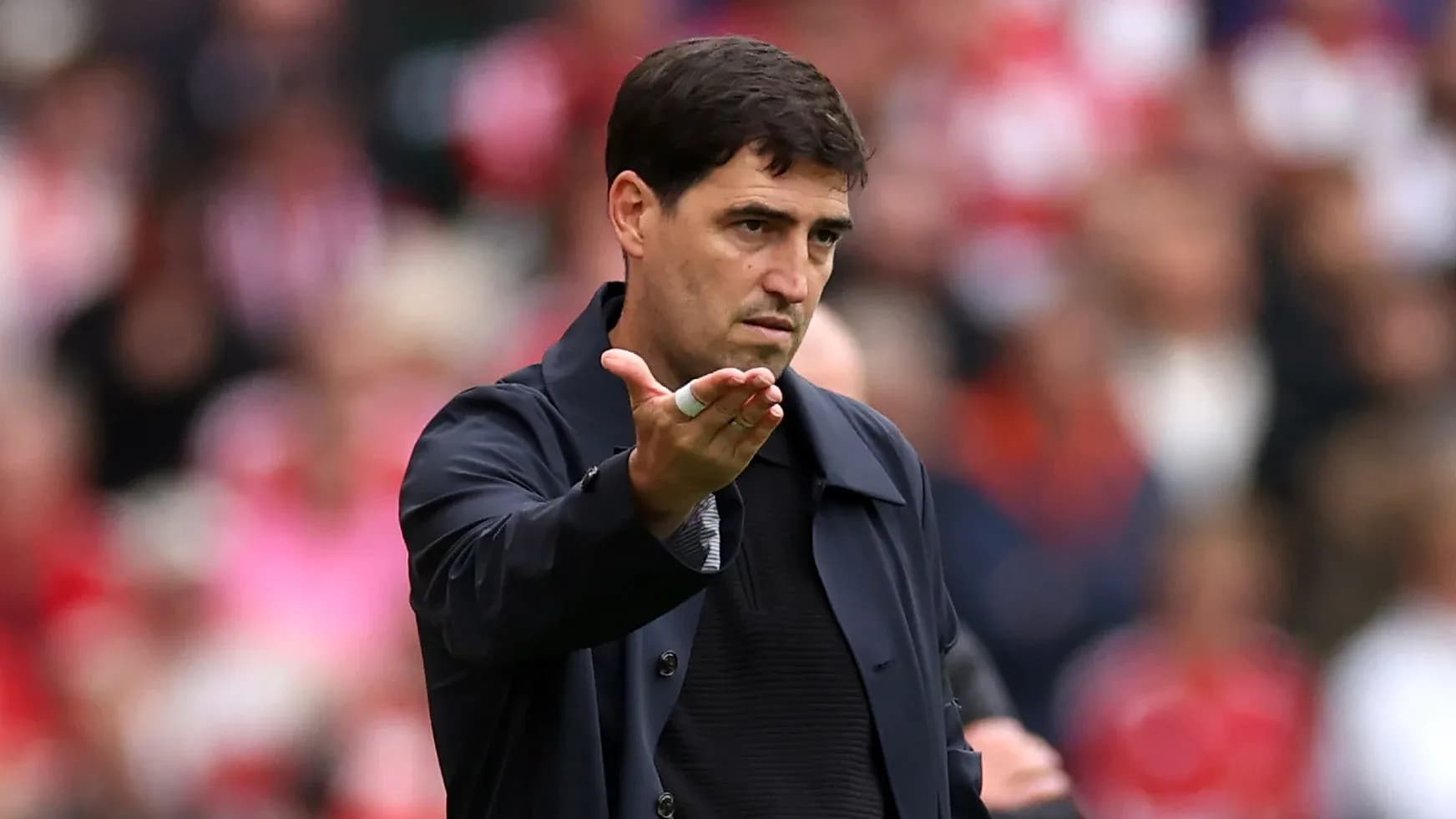 Entrenador dirigiendo a su equipo durante el partido Entrenador dirigiendo a su equipo durante el partido