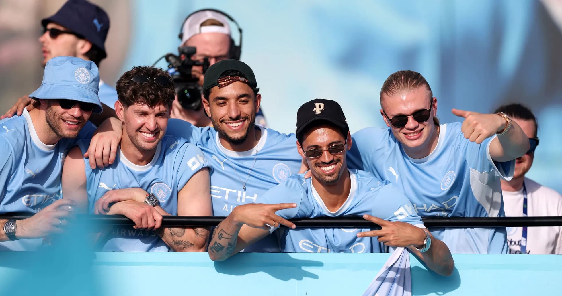Grupo de aficionados de Manchester City celebrando juntos Grupo de aficionados de Manchester City celebrando juntos