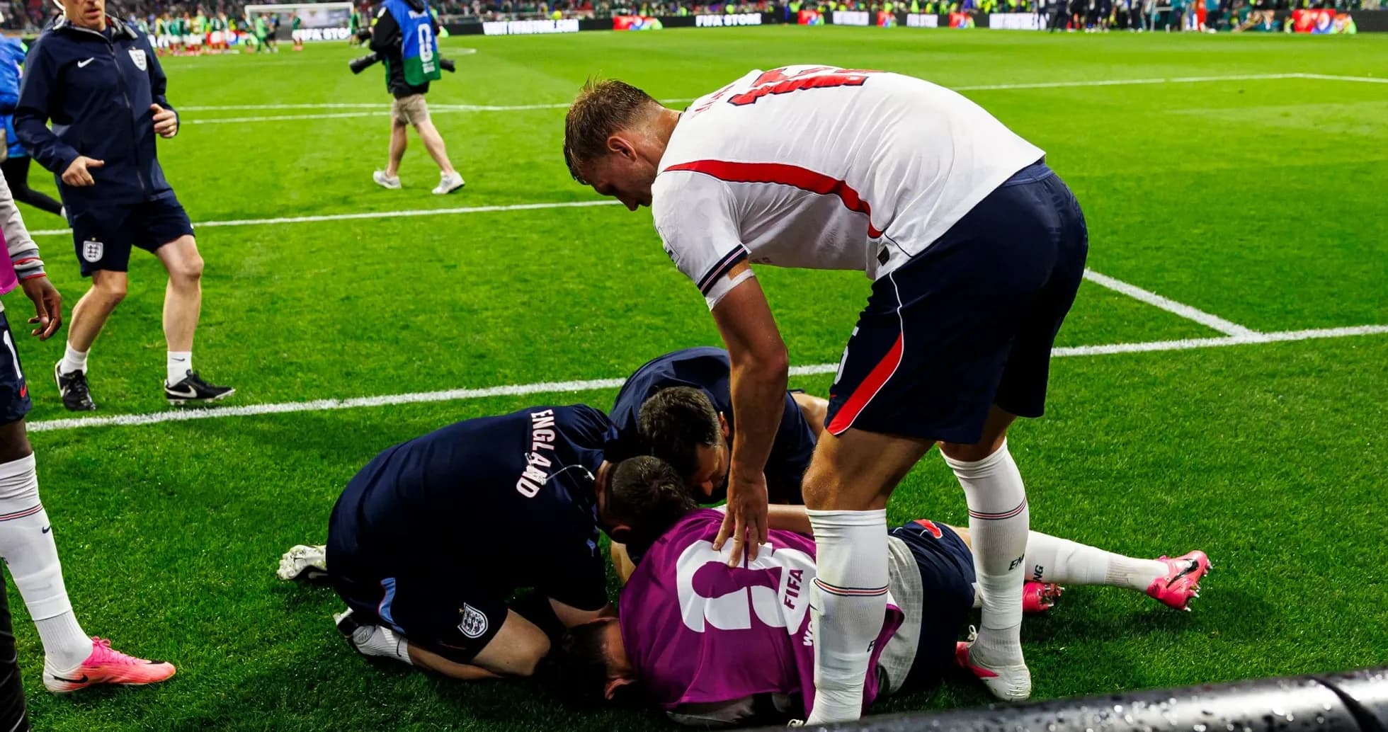 Jugadores y personal médico atendiendo a un portero caído Jugadores y personal médico atendiendo a un portero caído